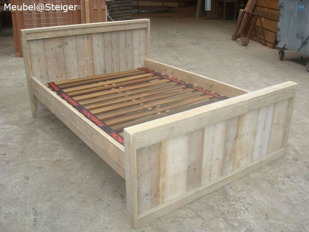 Onweersbui Percentage Circulaire Bed model Basic in steigerhout hoofdbord en een lager voetbord